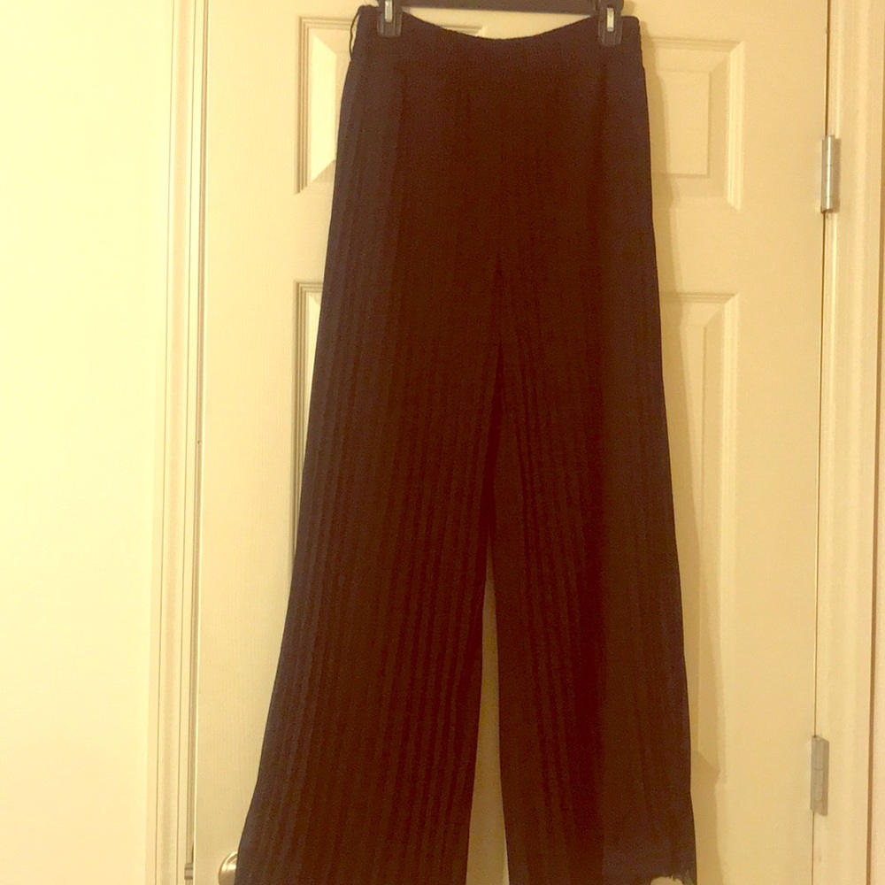 flowy black accordion pants!! size m forever 21
